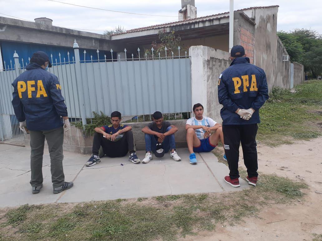 Tres personas fueron sorprendidas ingiriendo bebidas alcohoacutelicas en la calle violando la cuarentena