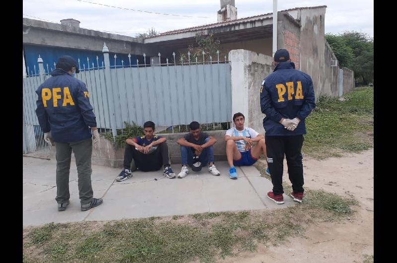 Tres personas fueron sorprendidas ingiriendo bebidas alcohoacutelicas en la calle violando la cuarentena