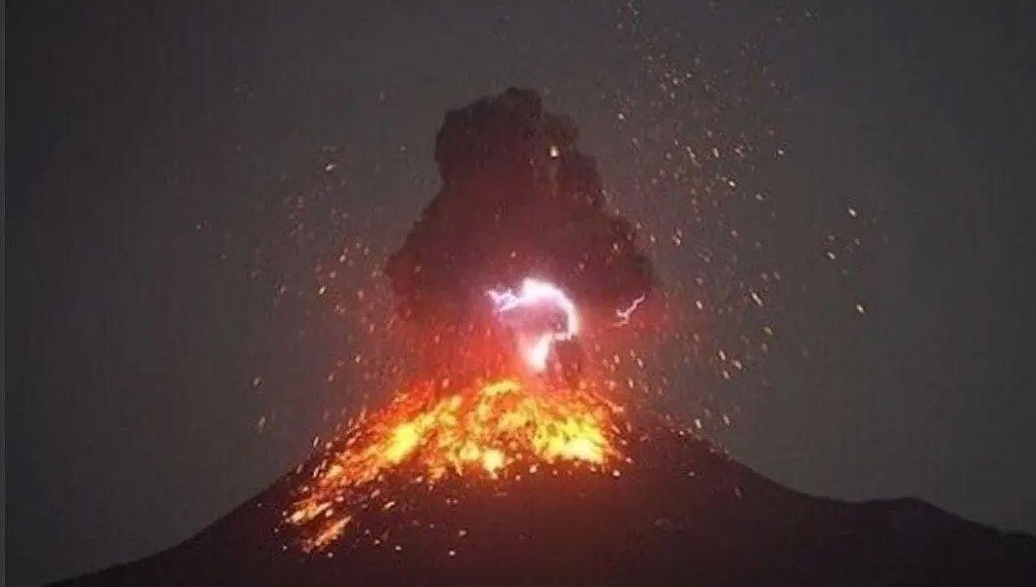 VIDEO  Entroacute en erupcioacuten el volcaacuten que en 2018 habiacutea provocado un tsunami devastador