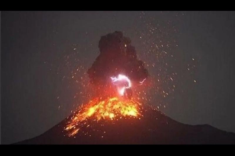 VIDEO  Entroacute en erupcioacuten el volcaacuten que en 2018 habiacutea provocado un tsunami devastador