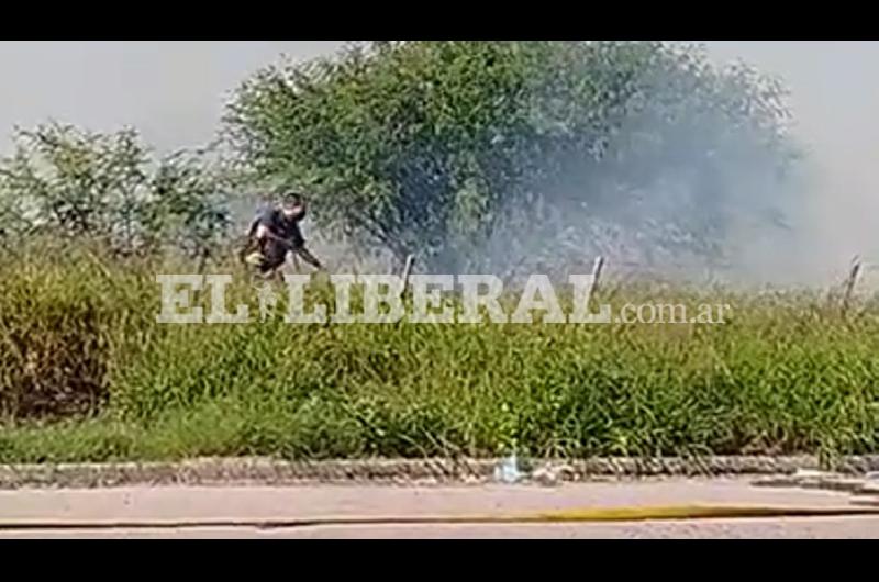 VIDEO  Alarma en el barrio Autonomiacutea por quema de pastizales