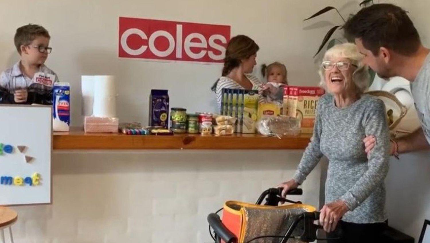 Una familia montoacute un supermercado en su casa para que su abuela que sufre Alzheimer pueda hacer las compras