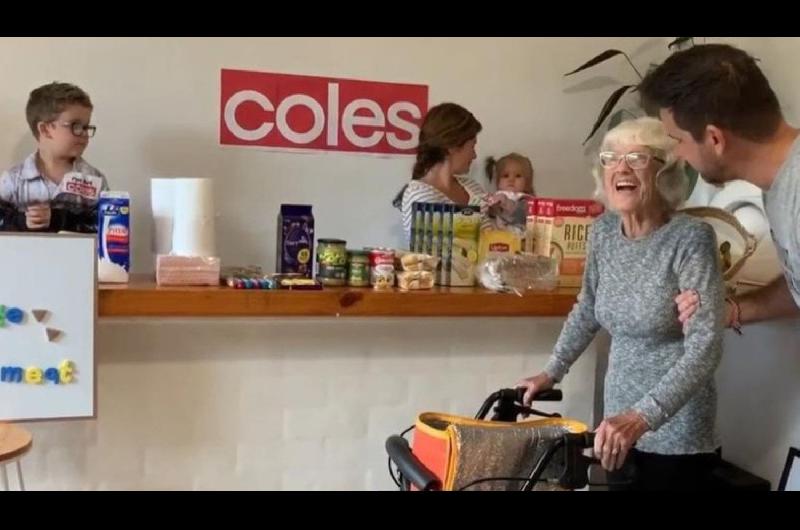 Una familia montoacute un supermercado en su casa para que su abuela que sufre Alzheimer pueda hacer las compras