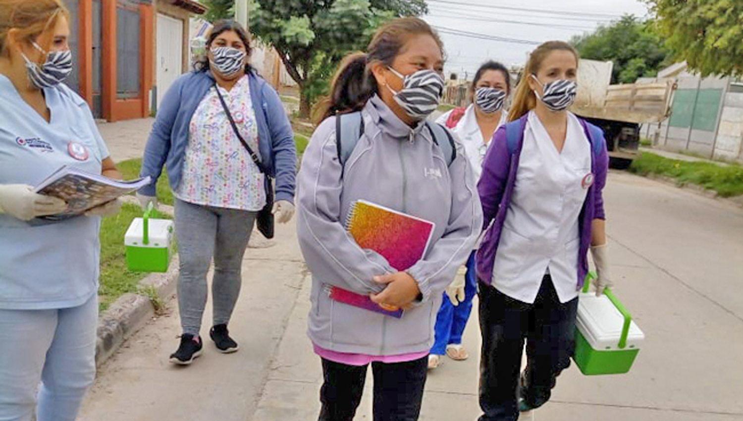 Personal sanitario coloca la vacuna antigripal a domicilio