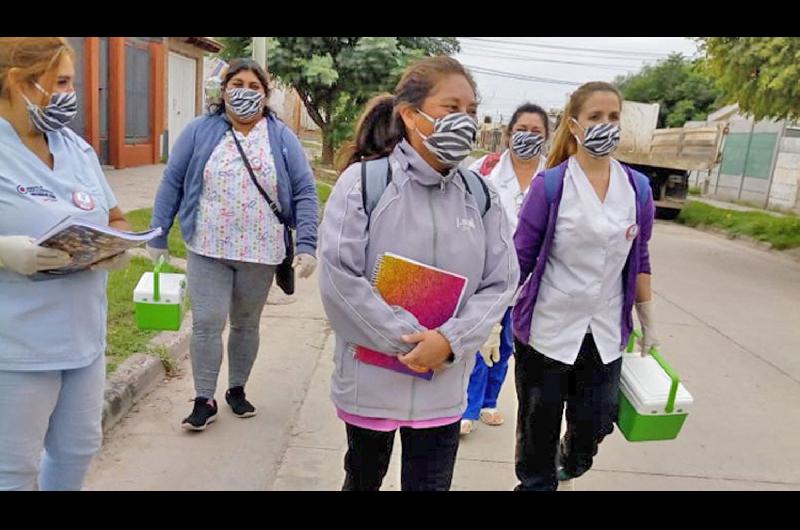 Personal sanitario coloca la vacuna antigripal a domicilio