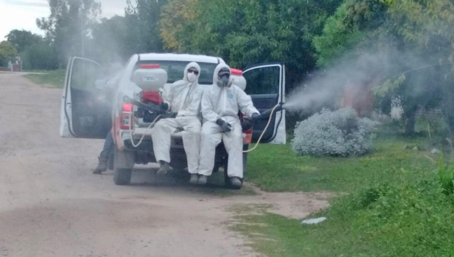 Empleados comunales equipados recorrieron el pueblo realizando trabajos de fumigación