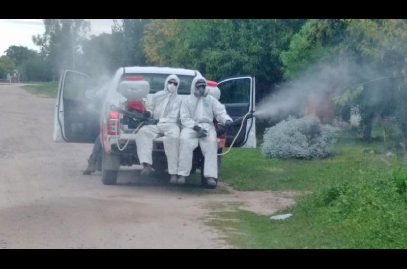 Empleados comunales equipados recorrieron el pueblo realizando trabajos de fumigación