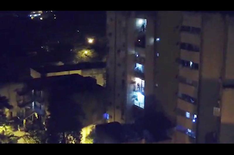 VIDEO  #YoMeQuedoEnCasa- el saludo del barrio El Palomar a la policiacutea y al personal de la Salud