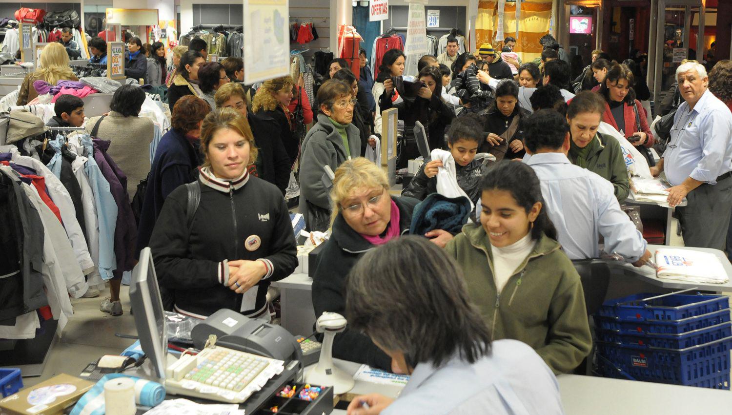 La crisis golpea en la economiacutea y peligra el cobro de los salarios