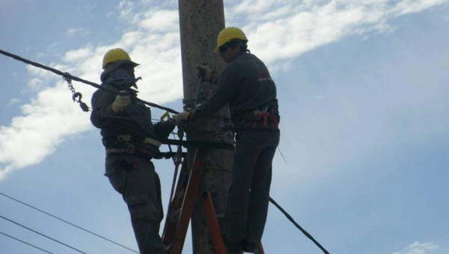 Operarios de Edese realizaron trabajos en la red de distribución para reestablecer el servicio eléctrico