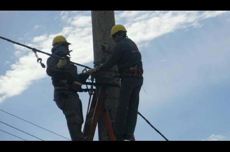 Operarios de Edese realizaron trabajos en la red de distribución para reestablecer el servicio eléctrico