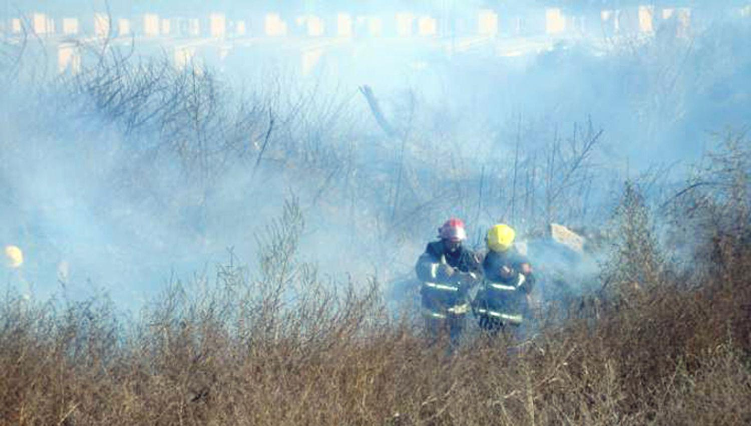 Bomberos Voluntarios solicitan a los vecinos no quemar pastizales