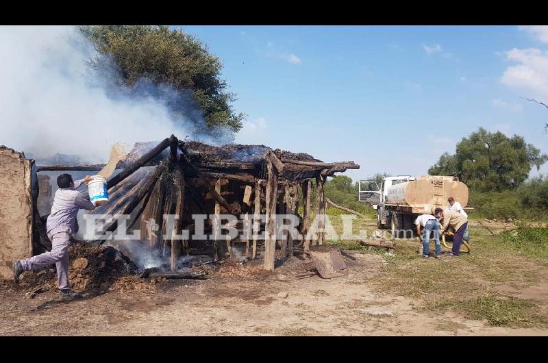 Incendio destruyoacute una precaria vivienda en Atoj Pozo