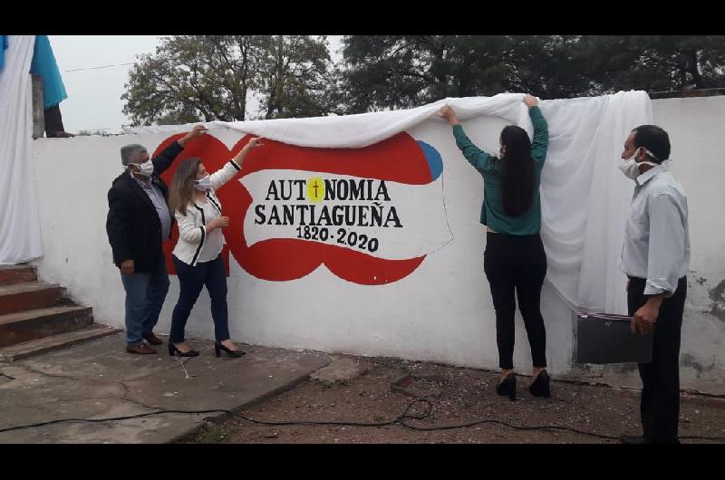 Emotivo acto por el Diacutea de la Autonomiacutea Provincial en Colonia Dora