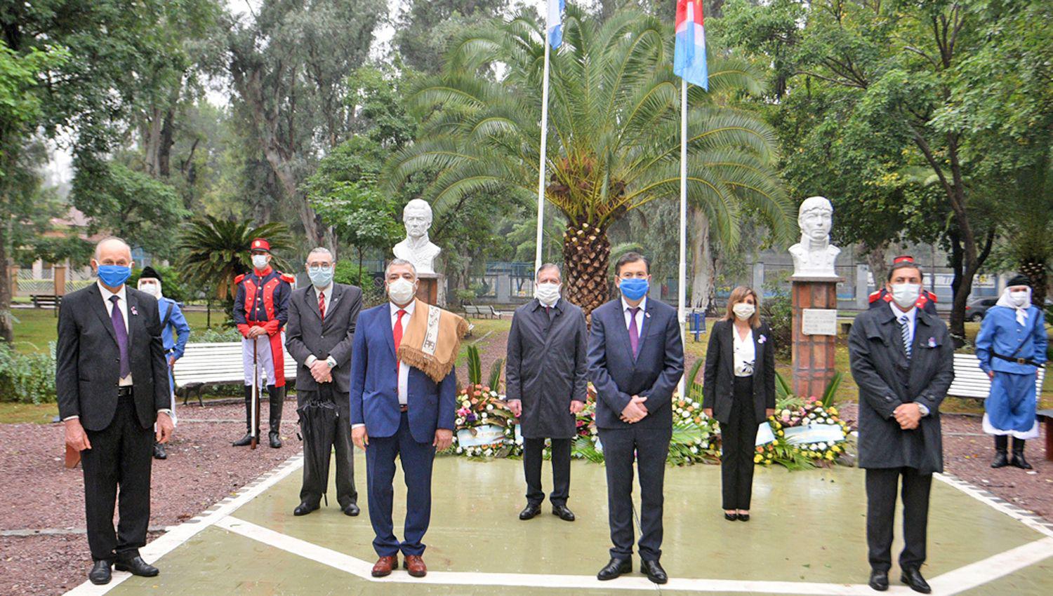 Zamora junto con autoridades legislativas judiciales y la intendente capitalina Norma Fuentes