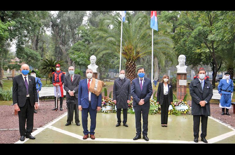 Zamora junto con autoridades legislativas judiciales y la intendente capitalina Norma Fuentes