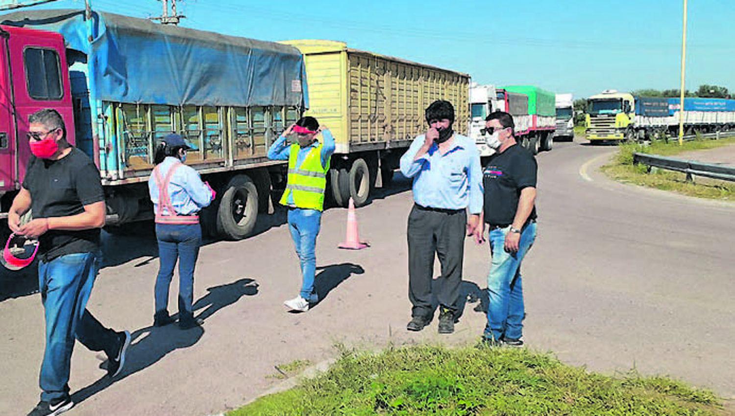 Distribuyen maacutescaras para el personal que controla los accesos a Quimiliacute