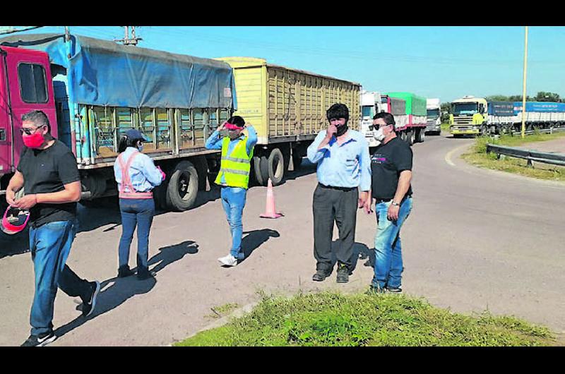 Distribuyen maacutescaras para el personal que controla los accesos a Quimiliacute