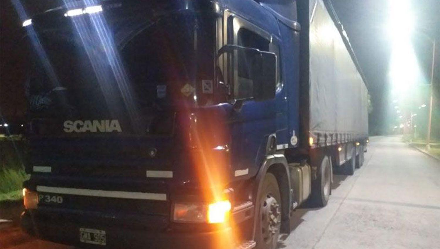 Camionero ebrio giroacute en U sobre la autopista y circuloacute varios metros en contramano