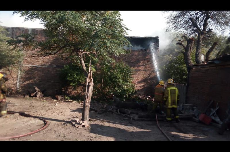 Intenso trabajo de cuatro dotaciones de bomberos para controlar el incendio de un galpoacuten