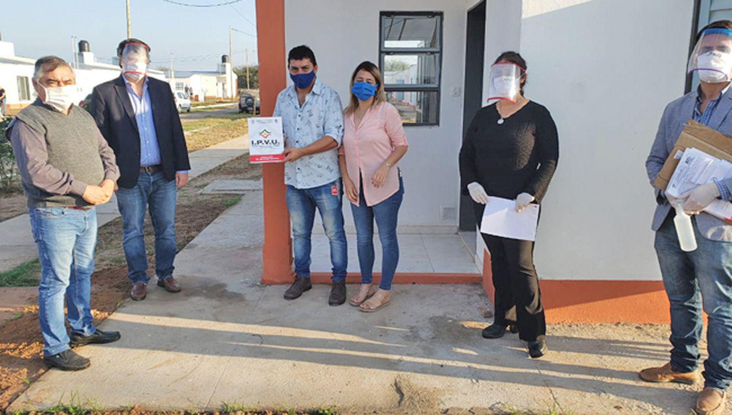 Realizaron la entrega de viviendas a varias familias de Pozo Hondo