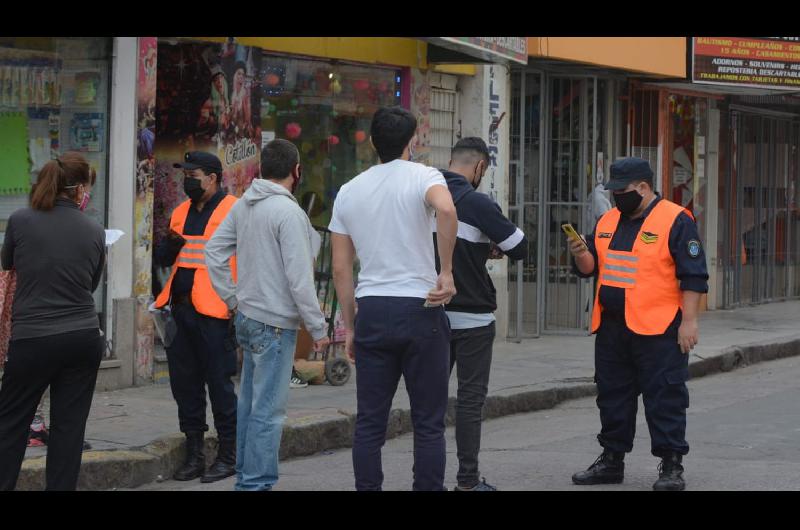 La Policiacutea pone a disposicioacuten un nuacutemero de celular para despejar dudas sobre el regreso de varados