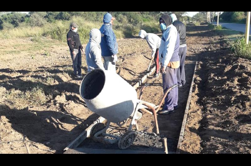 Construyen camineriacutea y realizan parquizado entre San Ramoacuten y La Daacutersena