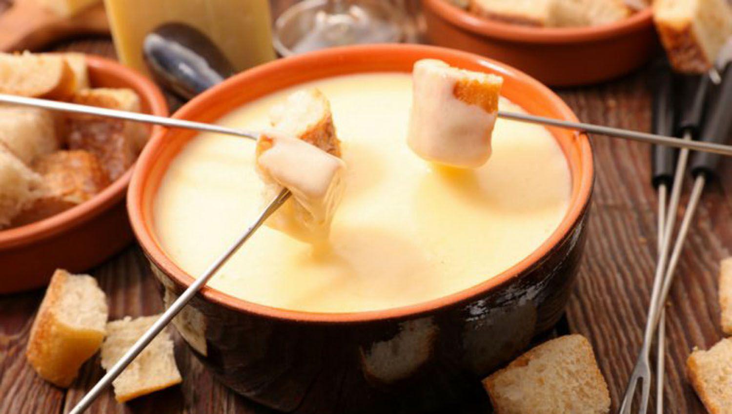 Receta faacutecil- coacutemo hacer una fondue de queso en casa