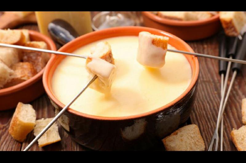 Receta faacutecil- coacutemo hacer una fondue de queso en casa