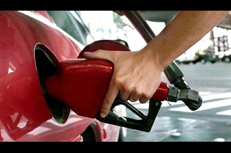 Expectativa por el decreto que congelariacutea el precio de combustibles hasta octubre