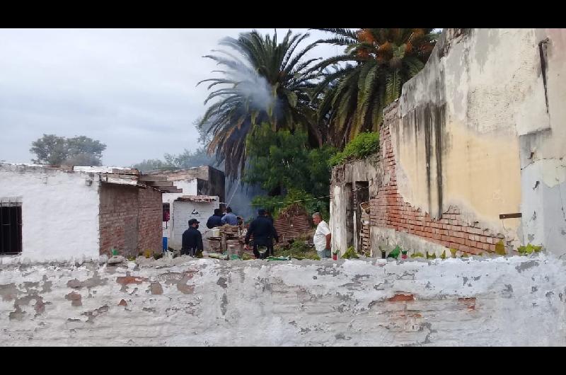 El incendio de palmeras movilizoacute a bomberos y policiacuteas