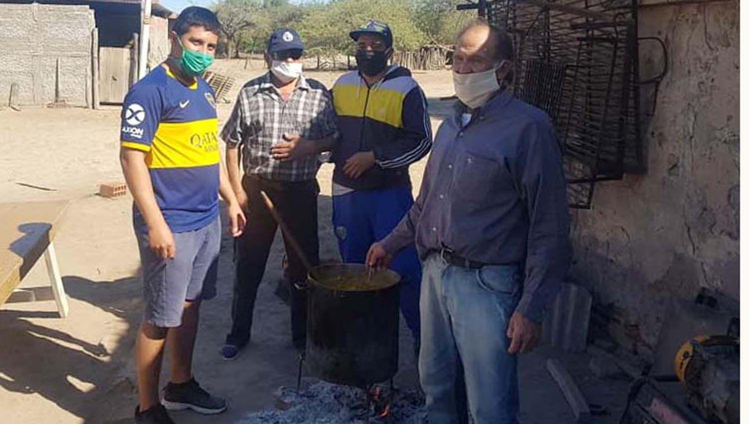 Vecinos de Atoj Pozo compartieron un locro comunitario