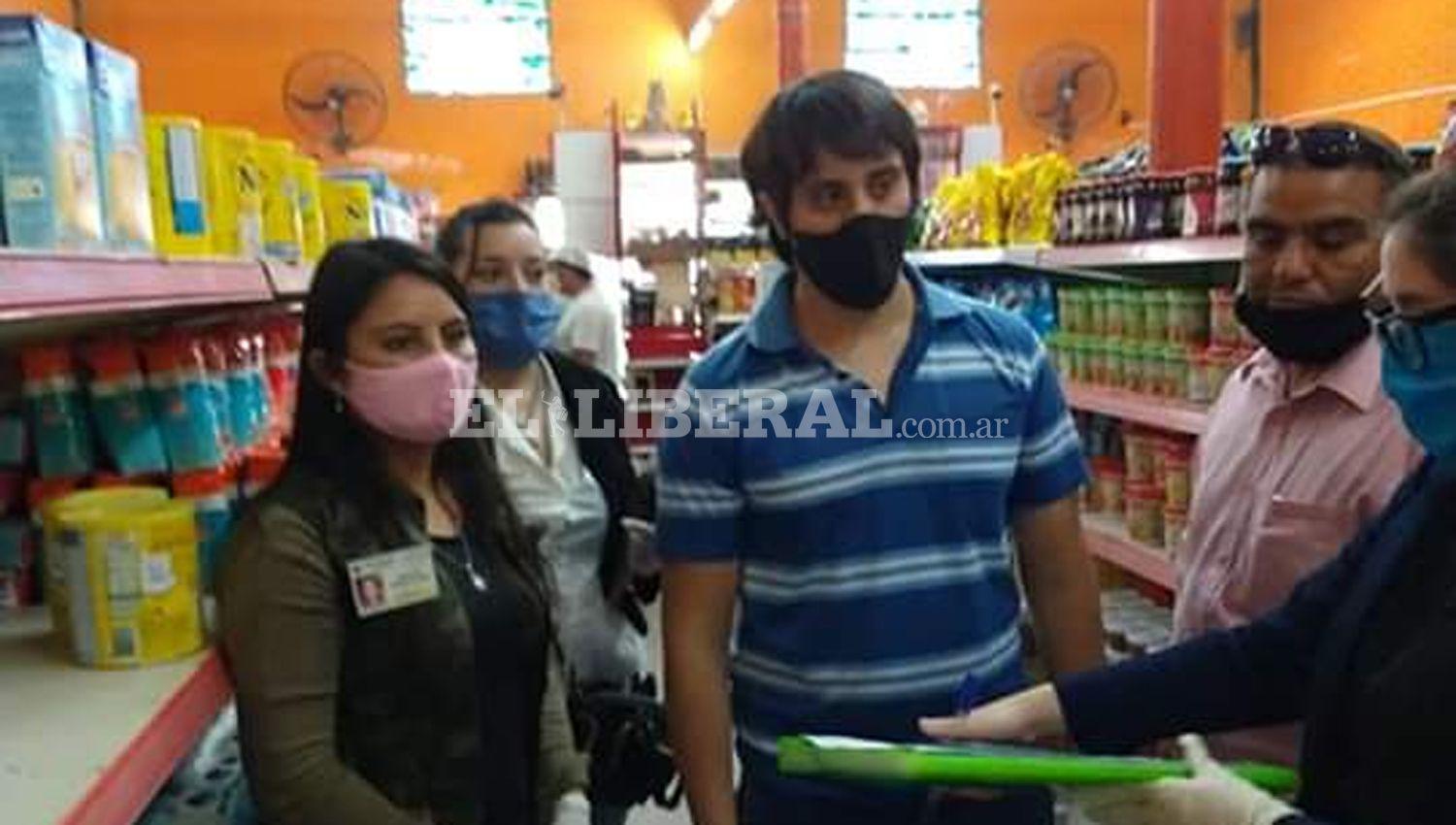 Por sobreprecios y mercaderiacutea vencida clausuran cinco supermercados en Antildeatuya