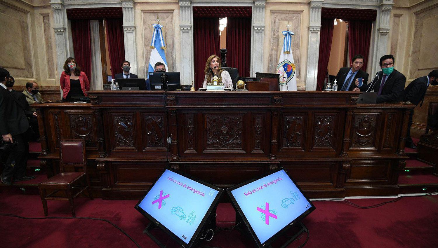 Claudia de Zamora presidioacute parte de la histoacuterica sesioacuten en el Senado de la Nacioacuten