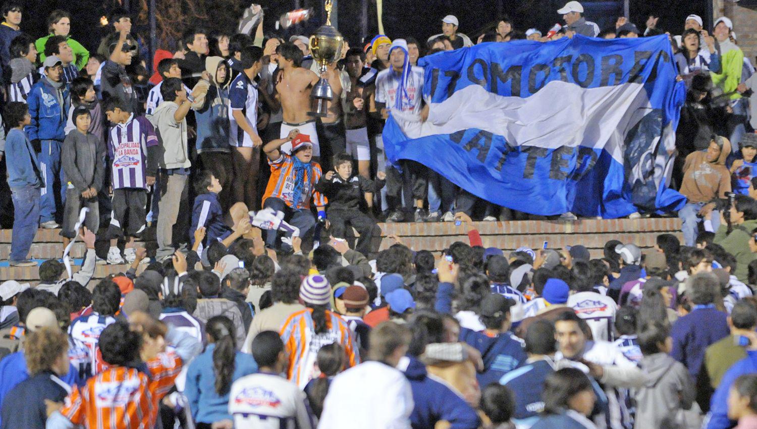 El festejo de los hinchas de Sarmiento fue interminable Los jugadores también se unieron en una celebración inolvidable