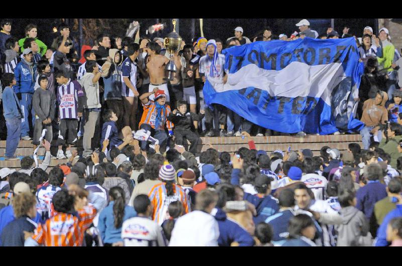 El festejo de los hinchas de Sarmiento fue interminable Los jugadores también se unieron en una celebración inolvidable