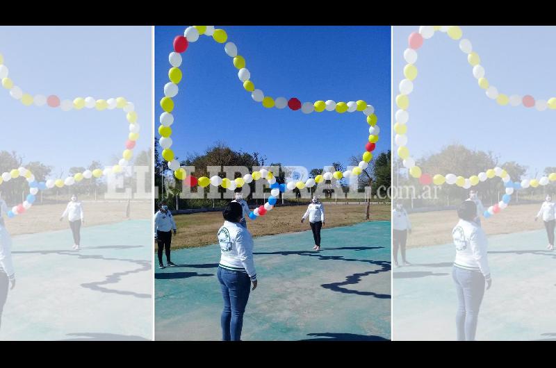 VIDEO  Un colorido rosario gigante cruzoacute el cielo de Loreto