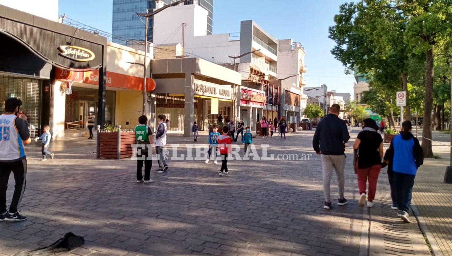 IMAacuteGENES  Los nintildeos se aduentildearon de las calles de Santiago del Estero