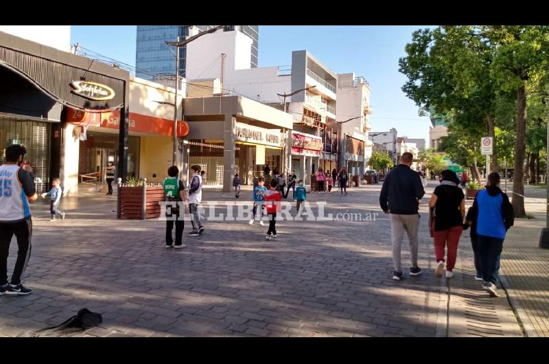 IMAacuteGENES  Los nintildeos se aduentildearon de las calles de Santiago del Estero