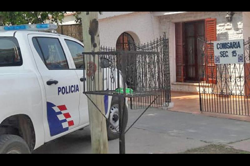 Mujer peleaba con su vecino subioacute  a un moacutevil policial  y se arrojoacute al suelo