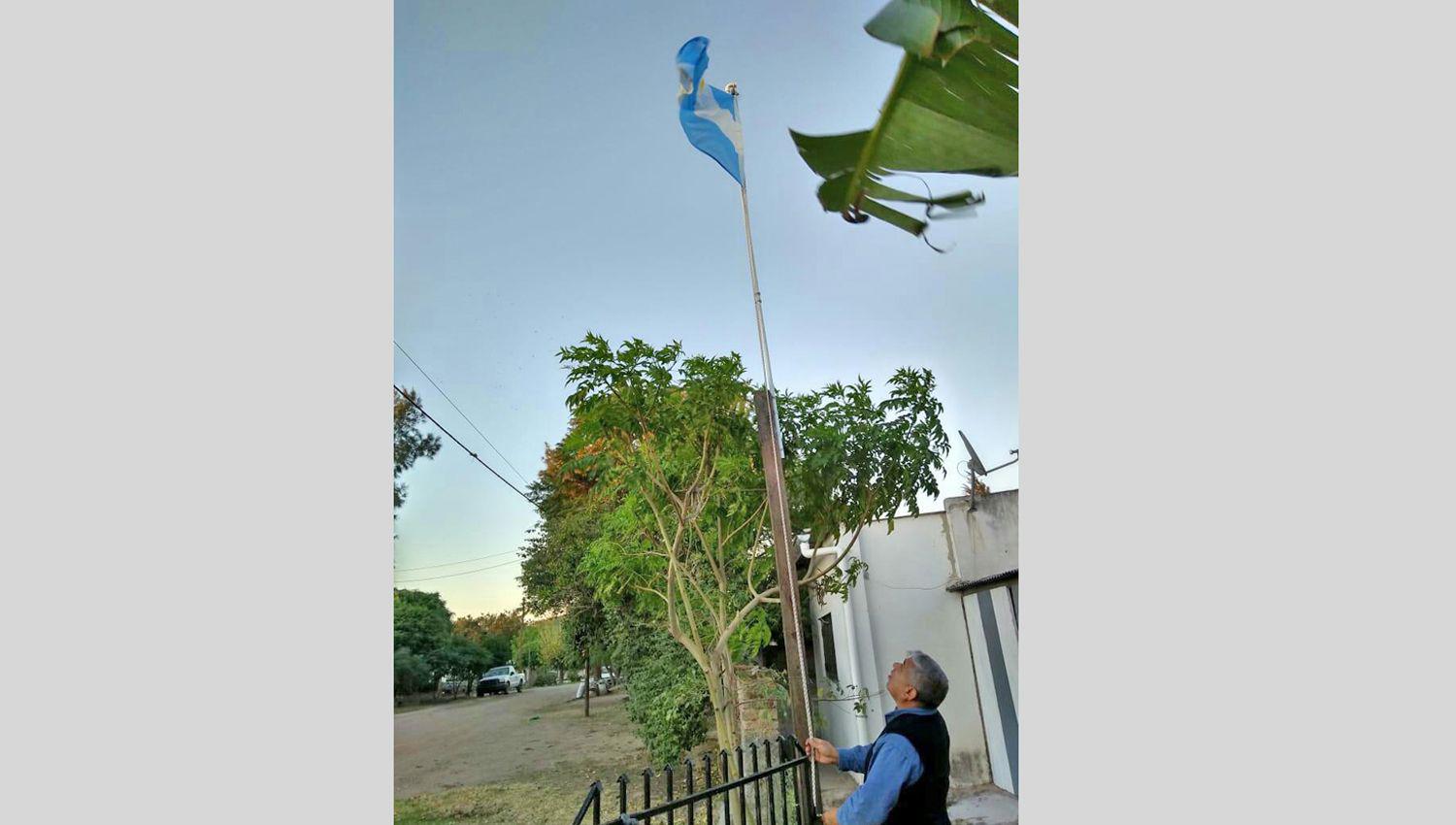 Villa La Punta- jubilado le rindioacute su homenaje  al Dia de la Patria