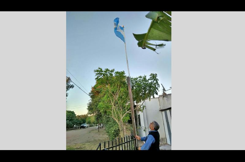 Villa La Punta- jubilado le rindioacute su homenaje  al Dia de la Patria