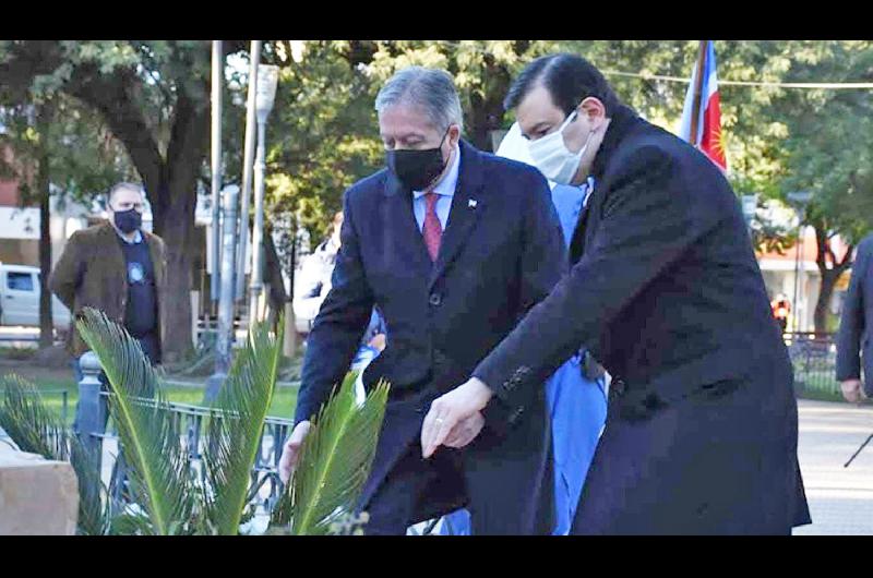 HOMENAJE El gobernador Zamora junto al jefe de Gabinete Elías Surez colocan la ofrenda floral en el monumen