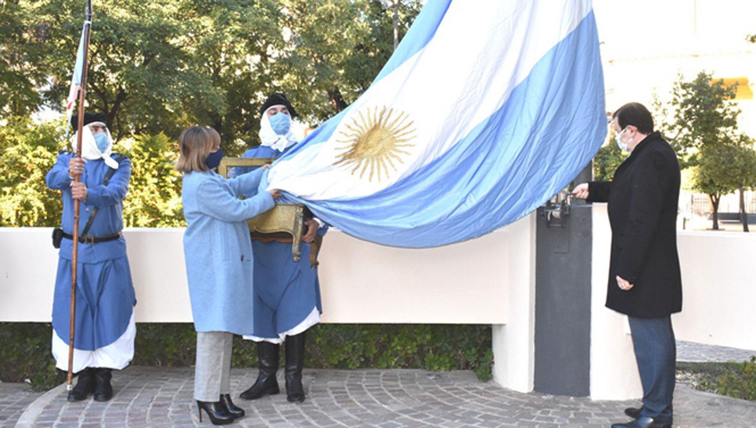 PABELLÓN La intendente junto al gobernador Zamora izan la Bandera nacional
