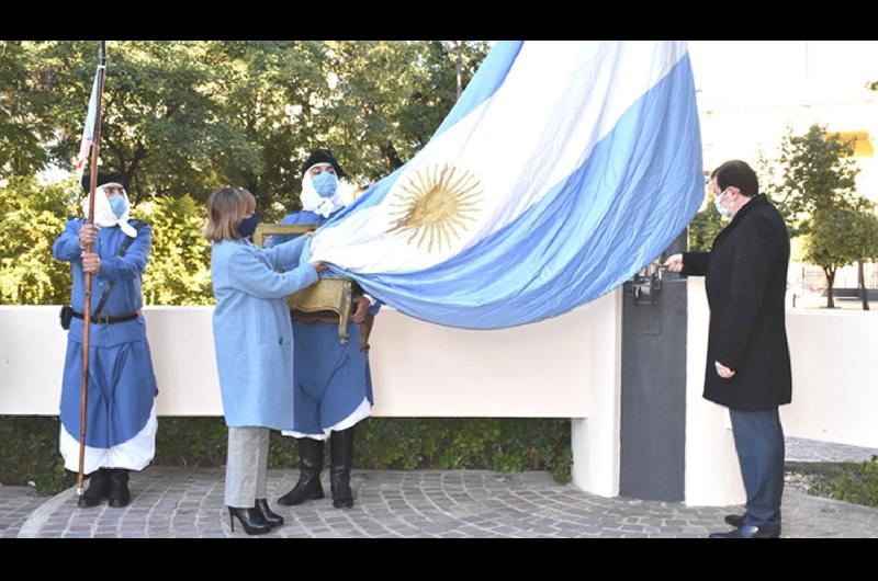 PABELLÓN La intendente junto al gobernador Zamora izan la Bandera nacional
