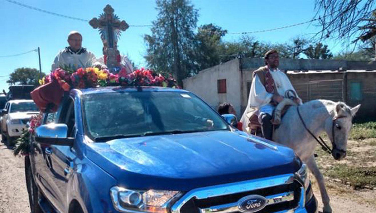 POSTAL La imagen de Nuestro Señor de los Milagros de Mailín por las calles del pueblo 
