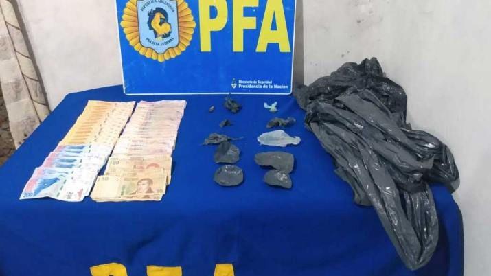 Secuestran marihuana y maacutes de 21000 pesos en el barrio Mariano Moreno