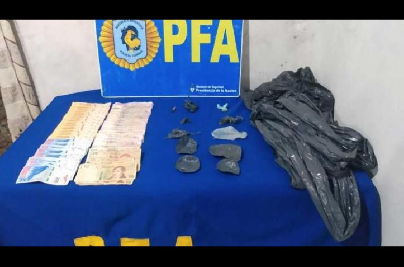 Secuestran marihuana y maacutes de 21000 pesos en el barrio Mariano Moreno