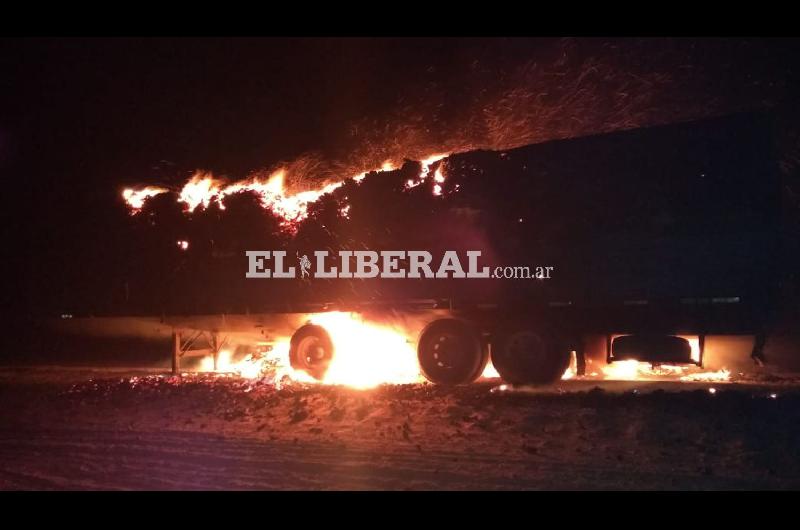 Ruta 92- se incendioacute un camioacuten cargado con 29000 kilos de carboacuten