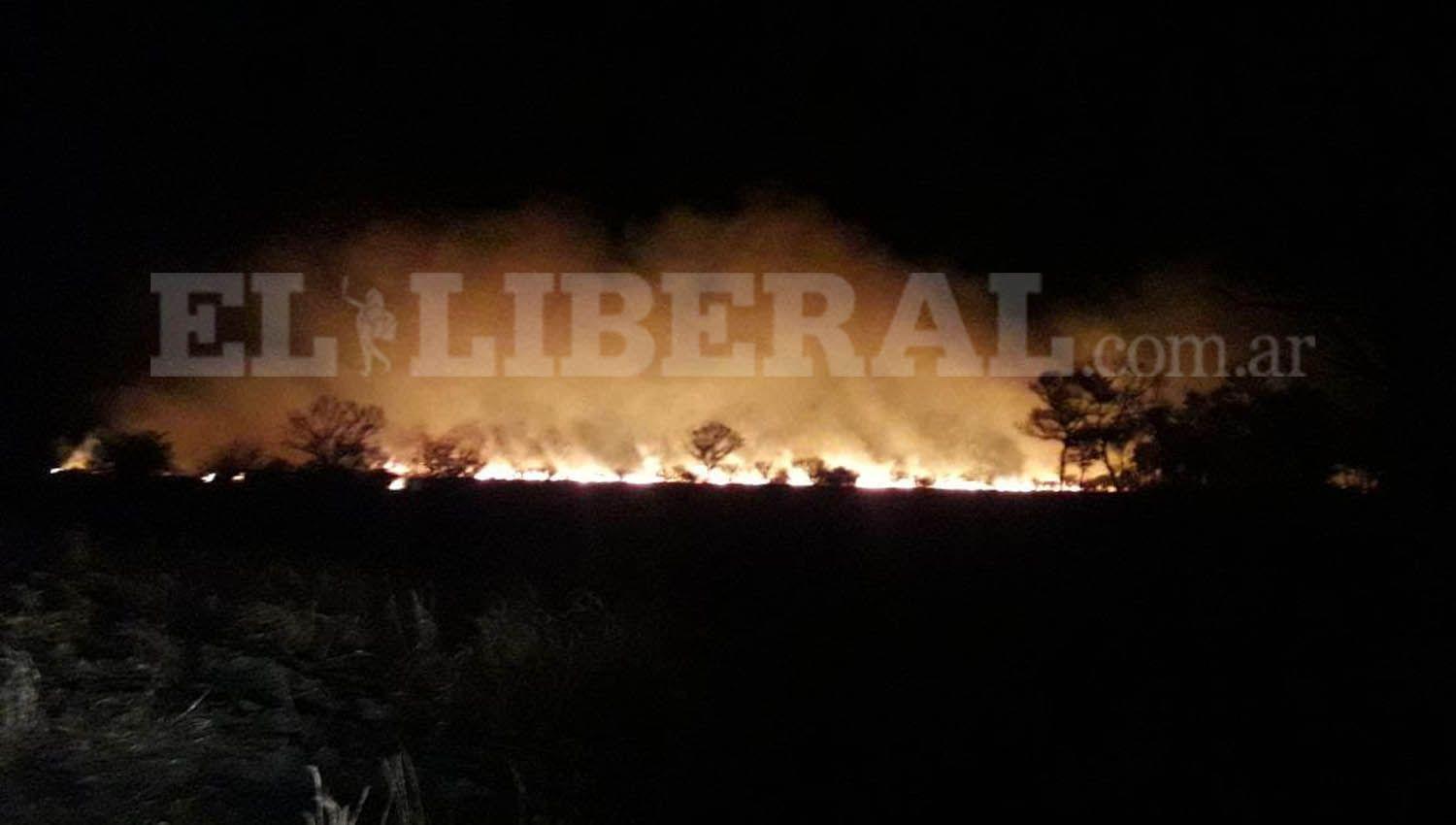 Incendio de pastizales en un predio que el Inta tiene en Quimiliacute